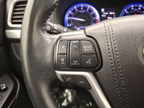 Used 2019 Toyota Highlander SE image 17