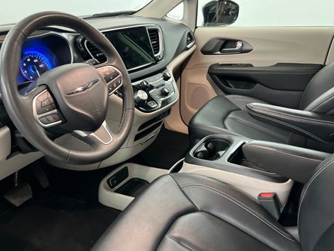 Used 2024 Chrysler Pacifica Touring-L FWD image 15