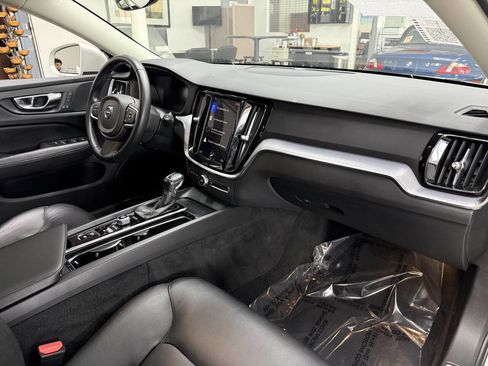 Used 2020 Volvo V60 T5 Momentum FWD image 18