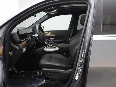 Used 2025 Mercedes-Benz GLS 450 4MATIC image 5