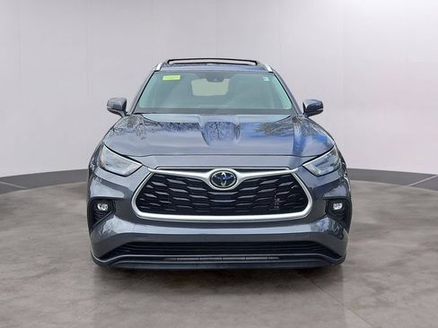 Used 2022 Toyota Highlander XLE AWD/4WD image 2