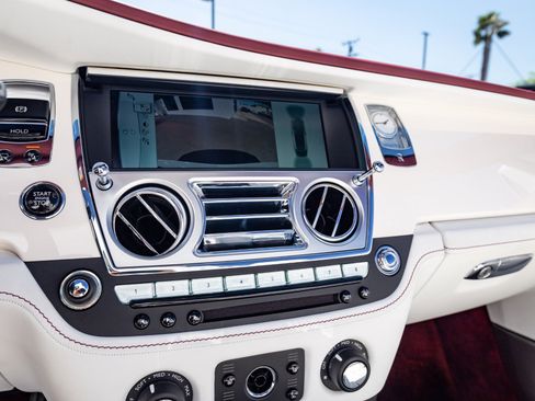 Used 2017 Rolls-Royce Dawn image 58