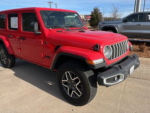 Used 2025 Jeep Wrangler Sahara image 5