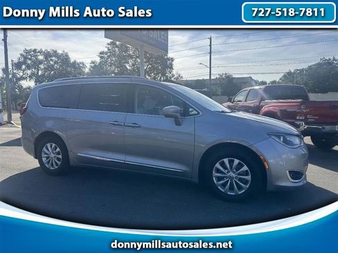 Used 2019 Chrysler Pacifica Touring-L image 1