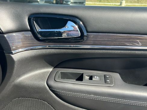 Used 2019 Jeep Grand Cherokee Overland AWD/4WD image 15