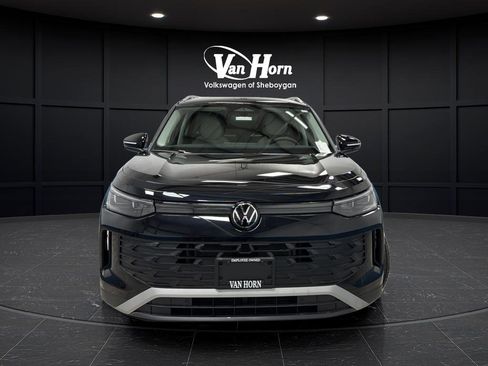 Used 2025 Volkswagen Tiguan SE FWD image 8