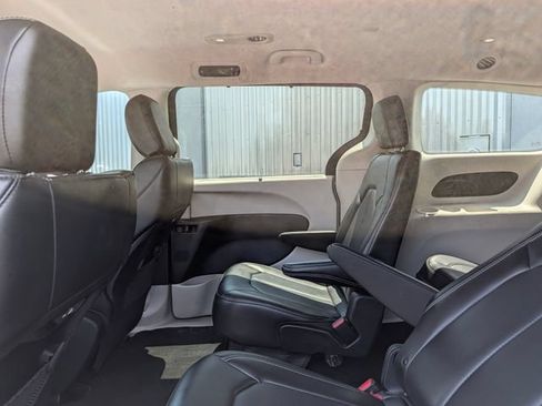 Used 2023 Chrysler Pacifica Touring-L FWD image 15