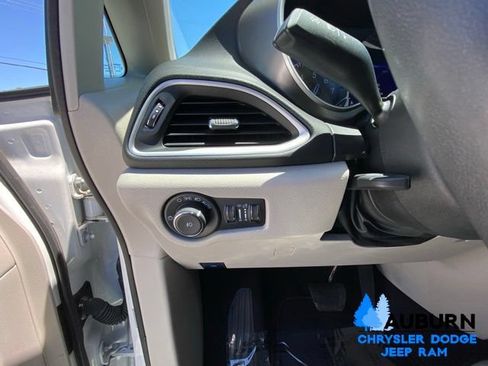 Used 2024 Chrysler Pacifica Touring-L FWD image 37