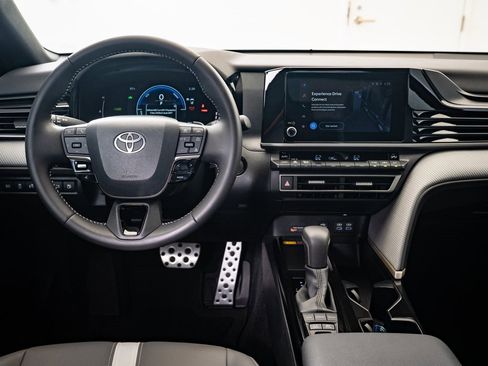 Used 2025 Toyota Camry SE image 27