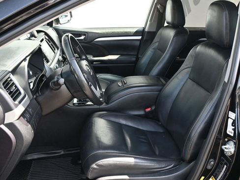Used 2019 Toyota Highlander XLE FWD image 15
