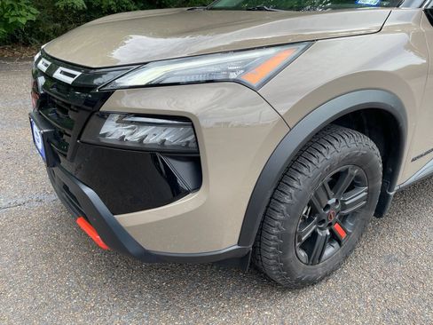 Used 2025 Nissan Rogue SV AWD/4WD image 11