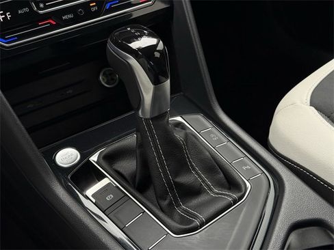 Certified 2025 Volkswagen Taos SE image 21