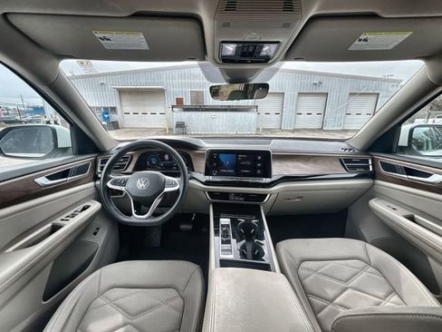 Used 2024 Volkswagen Atlas SE image 19