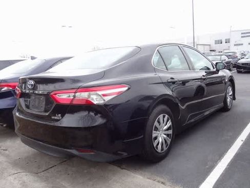 Used 2018 Toyota Camry LE image 4
