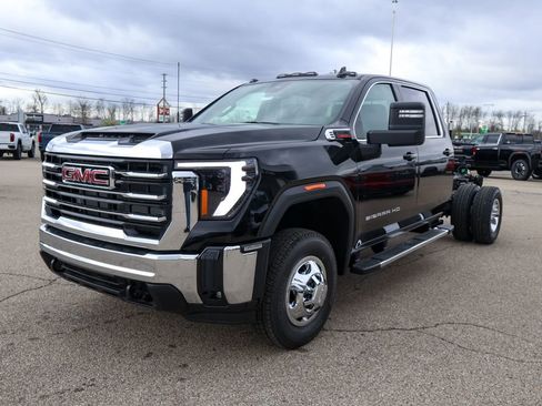 New 2026 GMC Sierra 3500 SLE image 6