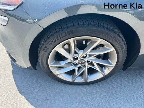 Used 2022 Genesis G70 2.0T AWD/4WD image 8