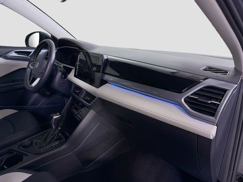 Used 2025 Volkswagen Taos SEL image 32