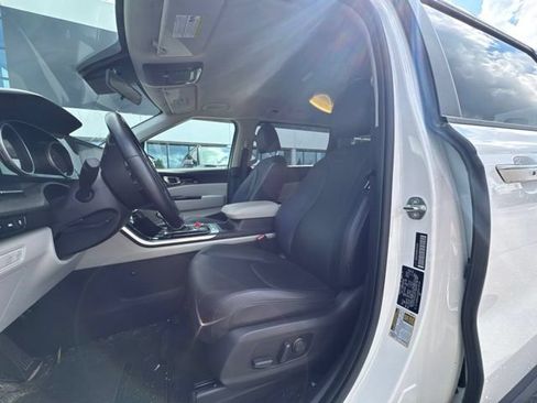 Certified 2024 Kia Carnival EX FWD image 10