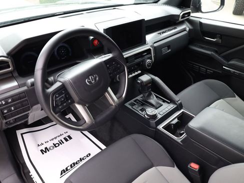 Used 2025 Toyota Tacoma TRD Off-Road AWD/4WD image 12