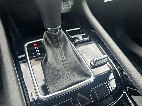 Used 2023 Jeep Compass Limited image 38