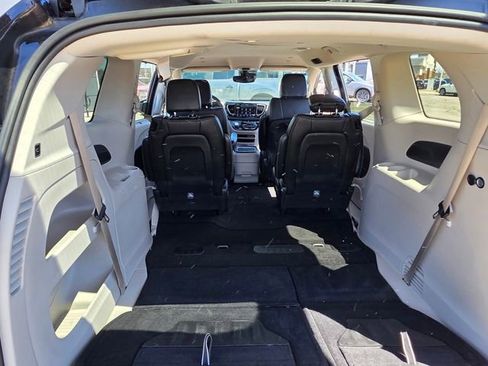 Used 2024 Chrysler Pacifica Touring-L FWD image 32