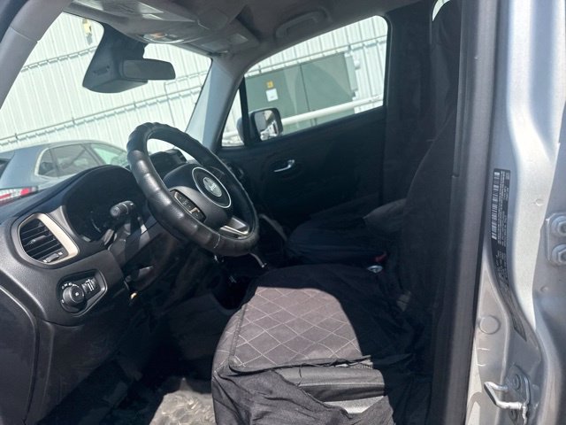 Used 2015 Jeep Renegade Latitude FWD image 2