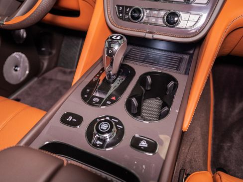 Used 2025 Bentley Bentayga image 48