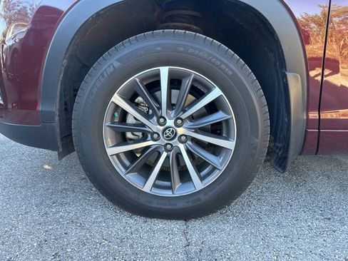 Used 2018 Toyota Highlander SE image 7