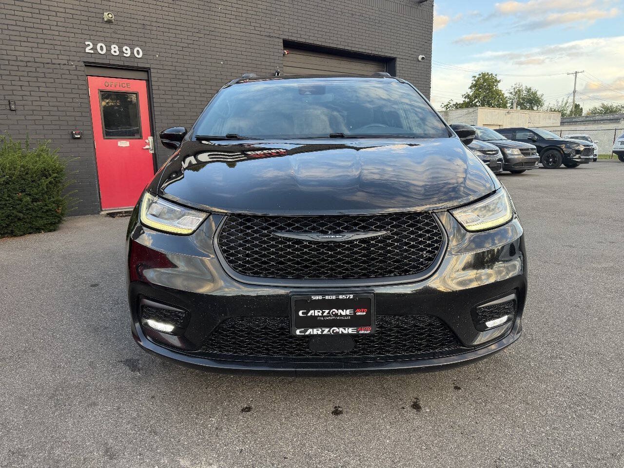 Used 2021 Chrysler Pacifica Touring-L w/ S Appearance Package FWD image 2