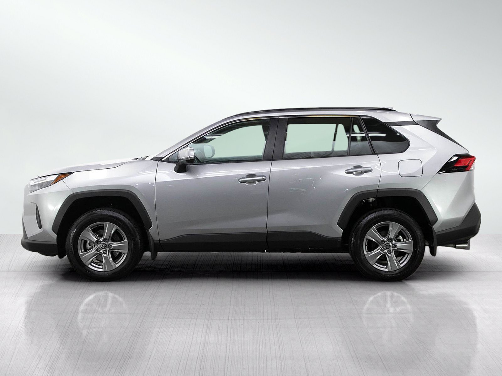 Used 2024 Toyota RAV4 XLE AWD/4WD image 2