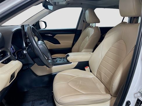 Used 2023 Toyota Highlander XLE image 18