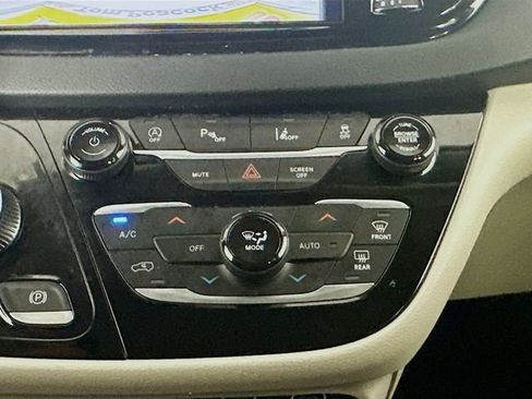 Used 2024 Chrysler Pacifica Touring-L image 16