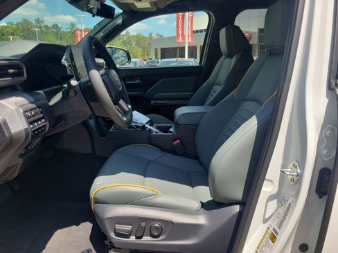 Used 2025 Toyota Tacoma Trailhunter AWD/4WD image 16