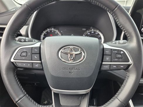 Used 2025 Toyota Highlander XLE image 21