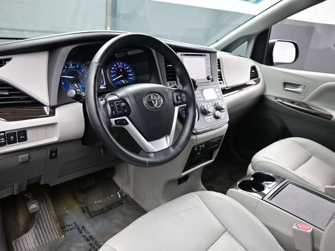Used 2018 Toyota Sienna XLE Premium w/ Carpet Mat Package FWD image 16