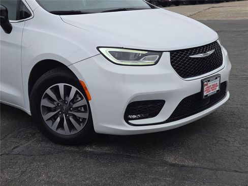 Certified 2024 Chrysler Pacifica Limited FWD image 2