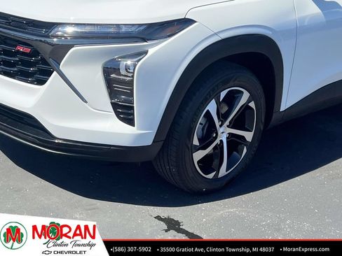 Certified 2024 Chevrolet Trax RS w/ Sunroof Package FWD image 9