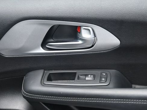 Used 2025 Chrysler Pacifica Limited FWD image 33