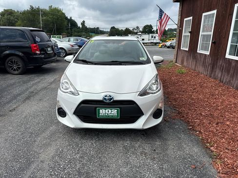 Used 2015 Toyota Prius C One FWD image 3