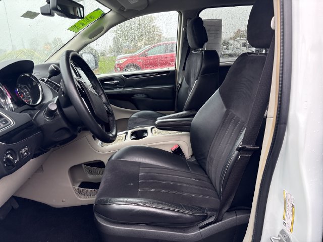 Used 2016 Chrysler Town & Country Limited FWD image 9