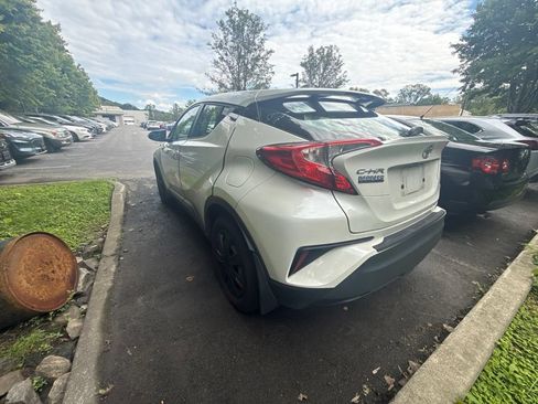 Used 2021 Toyota C-HR LE FWD image 4