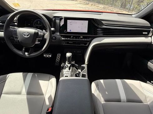 Used 2025 Toyota Camry SE image 28