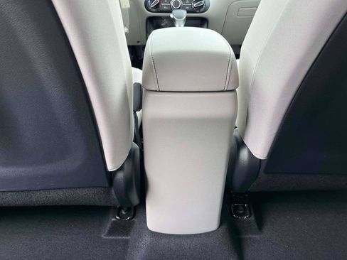 Certified 2025 Kia Soul LX w/ LX Technology Package FWD image 5