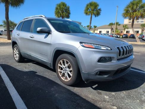 Used 2018 Jeep Cherokee Latitude FWD image 1