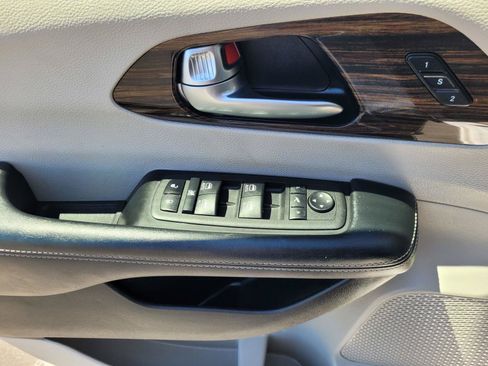 Used 2023 Chrysler Pacifica Limited FWD image 25