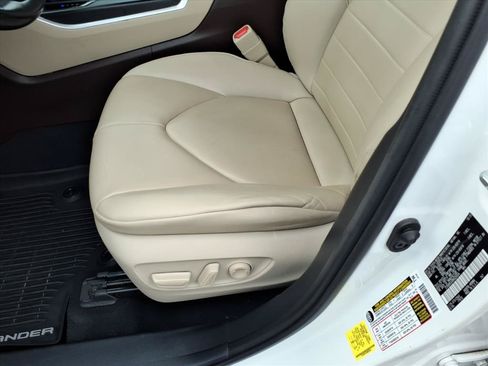 Used 2021 Toyota Highlander XLE AWD/4WD image 25