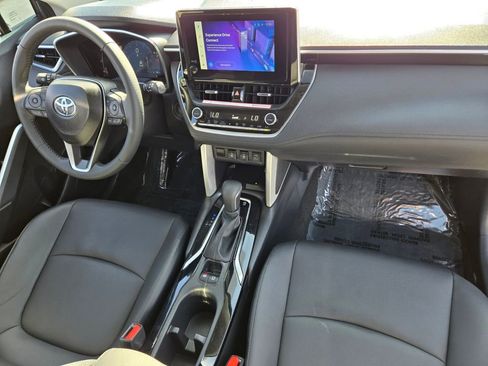 Used 2025 Toyota Corolla Cross XLE w/ Convenience Package AWD/4WD image 17