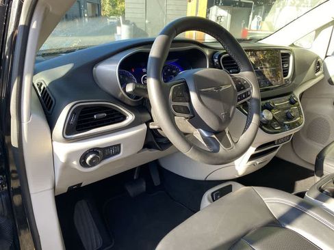 Used 2023 Chrysler Pacifica Touring-L FWD image 2