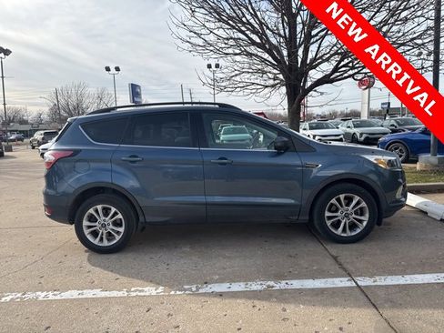 Used 2018 Ford Escape SE w/ SE Sync 3 Package image 3