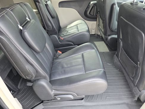 Used 2014 Chrysler Town & Country Touring-L w/ Trailer Tow Group FWD image 28